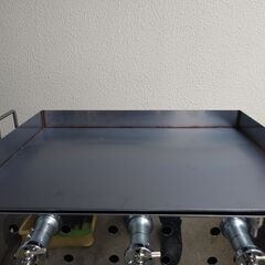 新品未使用品　鉄板焼き　６ミリ鉄板　お好み焼きそば　学園文化祭り　３辺フチ付　便利な持ち手付き　グリラー　キャンプ　ＢＢＱ　新品　プロパンガスグリドル　鉄板焼き機器　屋台　店舗　祭り　幅60の画像