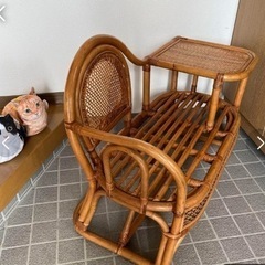 大人気！ 家具 昭和レトロ 藤 アンティーク ラタン サイドテーブル付チェア 玄関 家具 椅子 チェア 高齢者 介護 靴を履く 楽 介護 軽量 お年寄り バリアフリー  椅子 アジア の画像