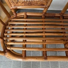 大人気！ 家具 昭和レトロ 藤 アンティーク ラタン サイドテーブル付チェア 玄関 家具 椅子 チェア 高齢者 介護 靴を履く 楽 介護 軽量 お年寄り バリアフリー  椅子 アジア の画像