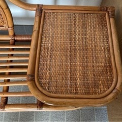 大人気！ 家具 昭和レトロ 藤 アンティーク ラタン サイドテーブル付チェア 玄関 家具 椅子 チェア 高齢者 介護 靴を履く 楽 介護 軽量 お年寄り バリアフリー  椅子 アジア の画像