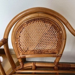 大人気！ 家具 昭和レトロ 藤 アンティーク ラタン サイドテーブル付チェア 玄関 家具 椅子 チェア 高齢者 介護 靴を履く 楽 介護 軽量 お年寄り バリアフリー  椅子 アジア の画像
