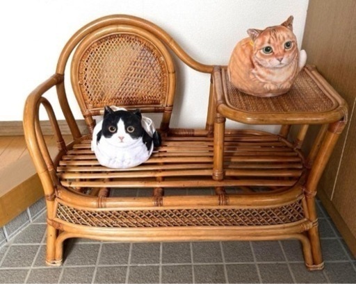 大人気！ 家具 昭和レトロ 藤 アンティーク ラタン サイドテーブル付チェア 玄関 家具 椅子 チェア 高齢者 介護 靴を履く 楽 介護 軽量 お年寄り バリアフリー  椅子 アジア