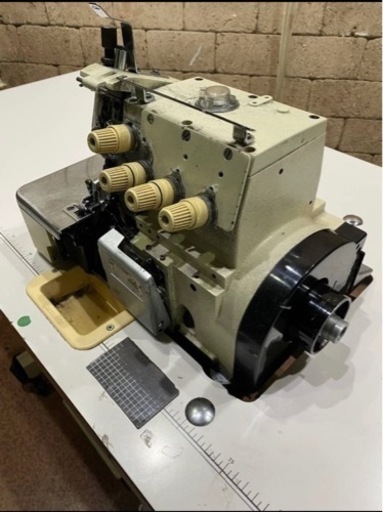 業務用ミシン ロックミシン 200V 簡易動作確認済み 台付き 蓋閉まらない 業務用ミシン ロックミシン 200V 簡易動作確認済み 台付き 蓋閉まら