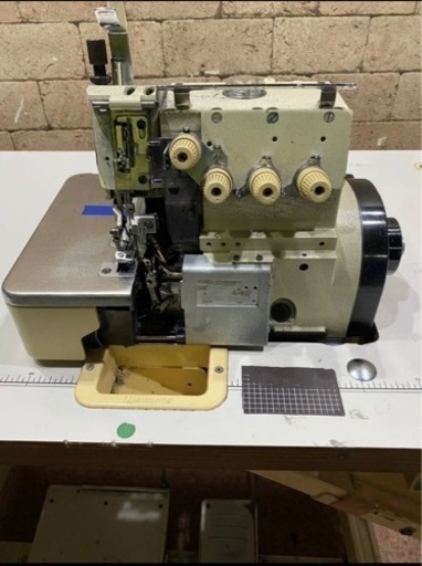 業務用ミシン ロックミシン 200V 簡易動作確認済み 台付き 蓋閉まらない