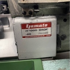 ヤマト 業務用ミシン ZF1000-O4DF ロックミシン 200V 簡易動作確認済み 台付き の画像