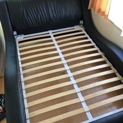 ダブルベッドのフレームのみの画像