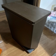 ニトリ　ペダル式ゴミ箱の画像