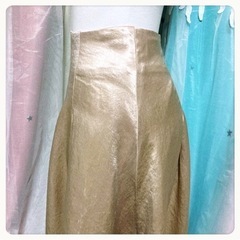 ꒰dolly-sean꒱膝丈アシンメトリー スカート 無地金色 ホワイトゴールドの画像