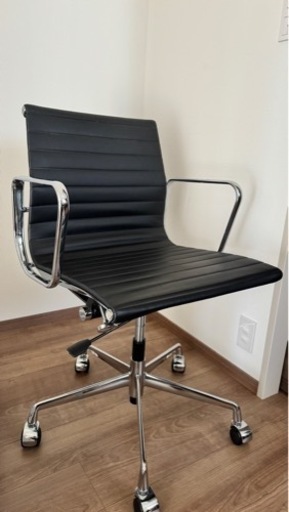 イームズ　アルミナムチェア