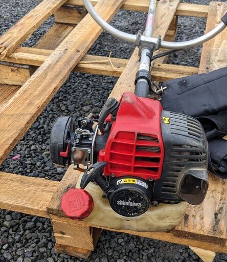 新ダイワ　 排気量　25.4ｃｍ３　エンジン刈払機SSR2602