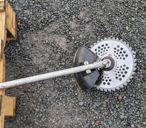 新ダイワ　 排気量　25.4ｃｍ３　エンジン刈払機SSR2602