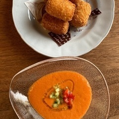 じゃがいも入り厚焼きフォカッチャ&ガスパチョ、クロケッタの画像