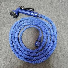 伸びる散水ホース