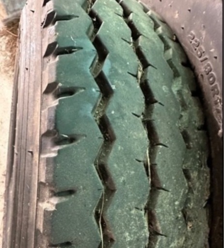 トラックタイヤ