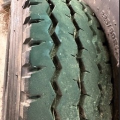 トラックタイヤ