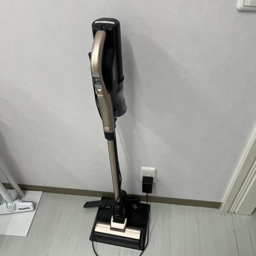 ②日立掃除機と充電スタンド
