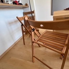 家具 収納家具 キャビネットと椅子の画像
