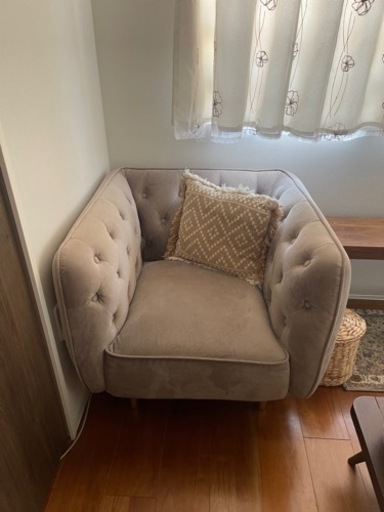 大人可愛い1人掛けソファ　LOWYA