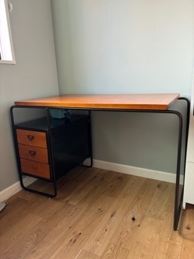 ACME Furnitureアイアン×木のデスク