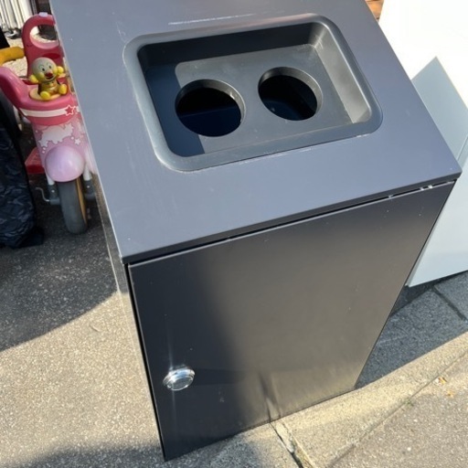 ジュースカップ　缶　ビン　回収ボックス