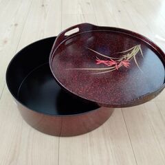 湯呑みや茶わんを入れる器