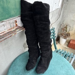 スウェードブーツの画像