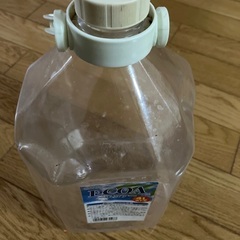 水汲みボトル　4L中古　台風用等の画像