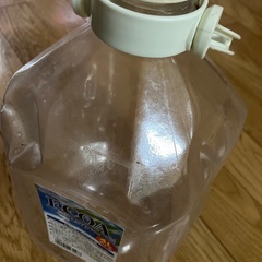 水汲みボトル　4L中古　台風用等の画像