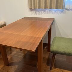 伸縮式のテーブルの画像