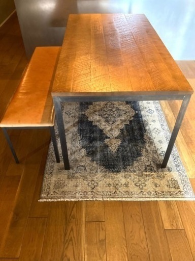 インダストリアル ダイニングテーブルとベンチ椅子