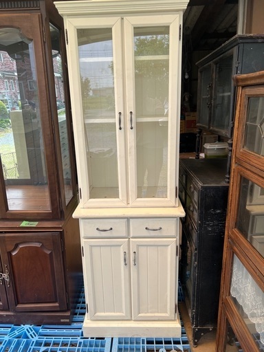 白いキャビネット