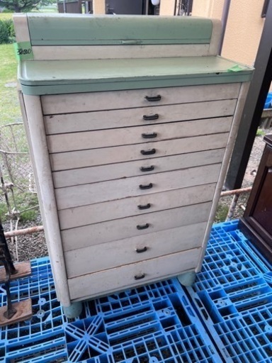 80年以上前の古い医療棚です。