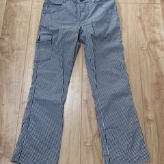 【女性用】ディーゼルのジーンズ２本とゴルフ用ズボン２本セットの画像