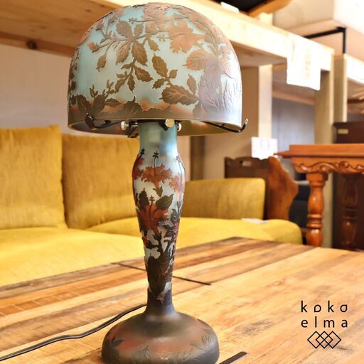 Deco Light(デコライト)取扱い、フランスのガラス芸術家であるエミール・ガレのアールヌーヴォ様式を取り入れたガレランプです。ハイビスカス柄デザインのガラスのテーブルランプ。空間を上品な印象に♪