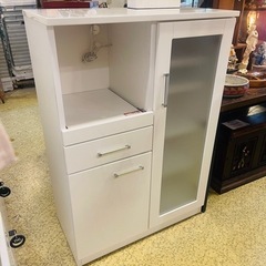 《売約済》【池上店】 レンジボード　キッチン収納　ニトリ　NITORI　キッチンカウンター　食器棚　カップボード　スライドレール　リビング収納　ホワイト　白　白家具　美品　棚　レンジ台　大容量　Banda バンダ検　ニトリ　NITORI　ポスティア　コパン　レジューム　エナメル  レジューム 🚚運搬無料エリア有 / 大田区 リサイクルショップ ランバールーム 池上店 ◀︎ 池上駅 大森駅 蒲田駅 最寄り未店の画像