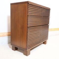 モダンデザインに和・アジアンモチーフを融合させた家具メーカーa.flat(エーフラット)のLouver(ルーバー)キャビネット。シンプルな水平ラインが洗練さや素材の温もりを感じさせるサイドボードです。の画像