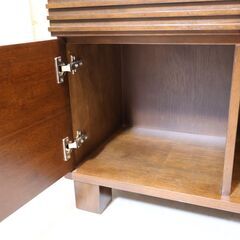 モダンデザインに和・アジアンモチーフを融合させた家具メーカーa.flat(エーフラット)のLouver(ルーバー)キャビネット。シンプルな水平ラインが洗練さや素材の温もりを感じさせるサイドボードです。の画像