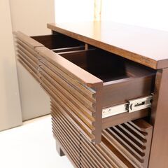 モダンデザインに和・アジアンモチーフを融合させた家具メーカーa.flat(エーフラット)のLouver(ルーバー)キャビネット。シンプルな水平ラインが洗練さや素材の温もりを感じさせるサイドボードです。の画像