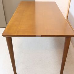 人気のkarimoku60(カリモク60+) ダイニングテーブル1500です。レトロでスッキリしたデザインが圧迫感もなく2人暮らしなどにもおススメのシンプルな木製食卓♪男前インテリアや北欧スタイルに。の画像