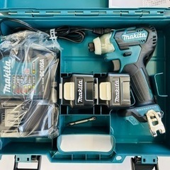【展示品未使用】マキタ インパクトドライバTD111(10.8V)青 トルク135Nm 4Ahバッテリ2本・充電器付 TD111DSMX