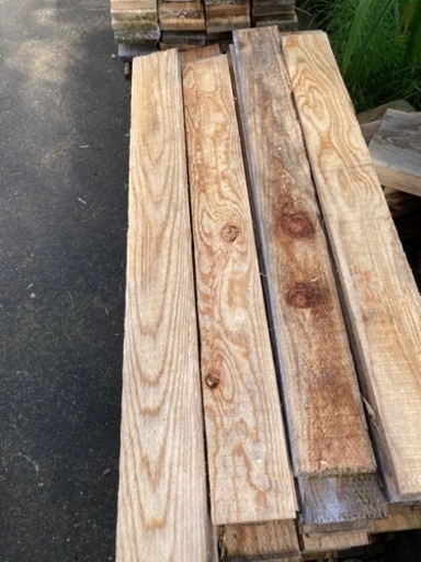 木材^_^激安一枚100円(๑˃̵ᴗ˂̵)100枚あります╰(*´︶`*)╯♡フェンス・ＤＩＹ・ドッグラン・ウッドデッキなどいろいろ使えそうです。あまりましたのでお安くどうぞ