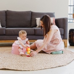 【未使用】Bumbo  バンボ ベビーソファ(ピンク) テーブル付きの画像