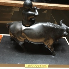 牛　ブロンズ　置物の画像