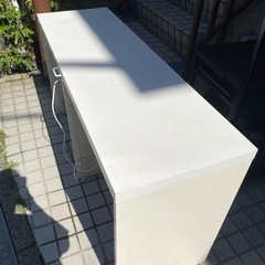 本日無料　　白い長いテーブルの画像