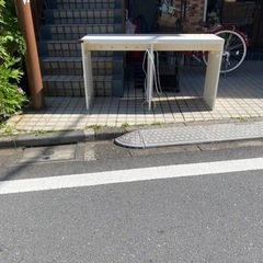 本日無料　　白い長いテーブル