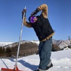 シャベルをもって滑れればOK！かぐらみつまたパークスタッフの画像