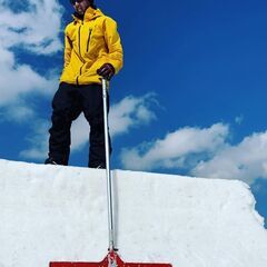 シャベルをもって滑れればOK！かぐらみつまたパークスタッフの画像