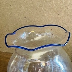 昭和レトロ 金魚鉢 ガラス製 フリル 青フチ 透明ガラス 金魚・メダカ入れ アンティーク 気泡　水槽 の画像