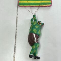 パラグライダーするカエル