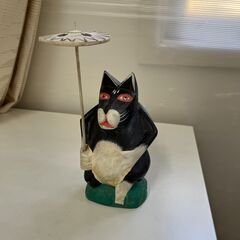 傘をさす《ネコの置物》